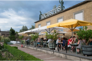 Het terras in de tuin van Villa Augustus in Dordrecht